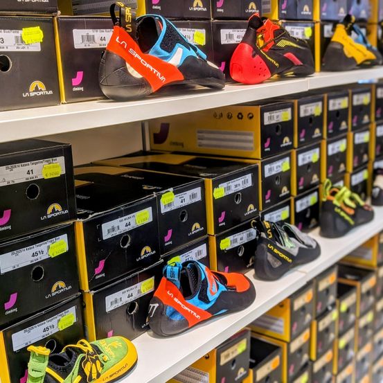 Bild enthält, Clothing, Footwear, Shoe, Sneaker, Shelf, Box, Shop, Shoe Shop, Running Shoe