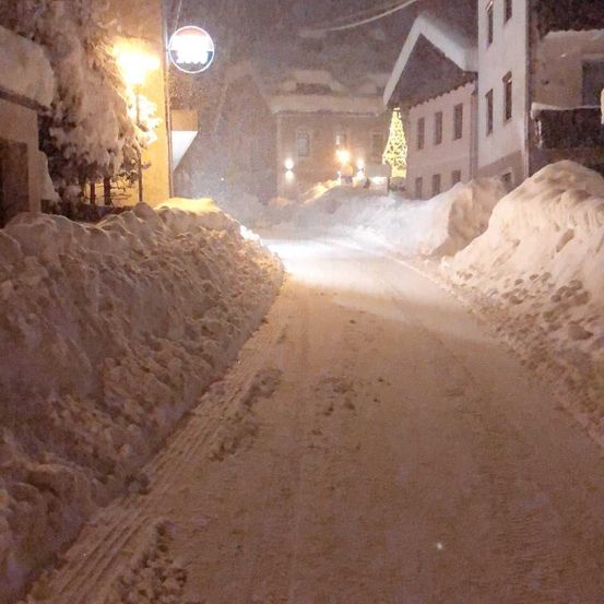 Bild enthält, City, Road, Street, Urban, Nature, Outdoors, Winter, Blizzard, Snow, Neighborhood