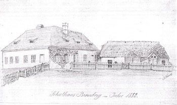 Eine alte Zeichnung zeigt ein großes Haus mit einem Schornstein und ein kleineres Haus mit einem Strohdach. Ein Zaun umgibt das Grundstück. Die Zeichnung ist auf Juli 1852 datiert.