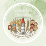 Ein grün thematisches Grafik zeigt die Worte 'Volksschule Bromberg'. Darunter umgeben eine Gruppe von Kindern ein Schild mit einem Schloss und Weizen. Das Banner liest 'Lernen mit Freude'.