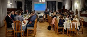 Bild enthält, People, Person, Indoors, Adult, Male, Man, Chair, Crowd, Flooring, Hall