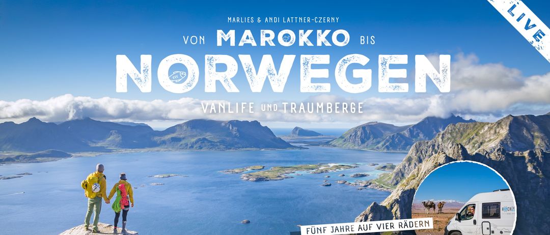 Eine malerische Landschaft mit Bergen und Meer. Eine Person steht am Rande einer Klippe. Der Text auf dem Poster lautet 'Von Marokko bis Norwegen' und 'Vanlife und Traumberge'.