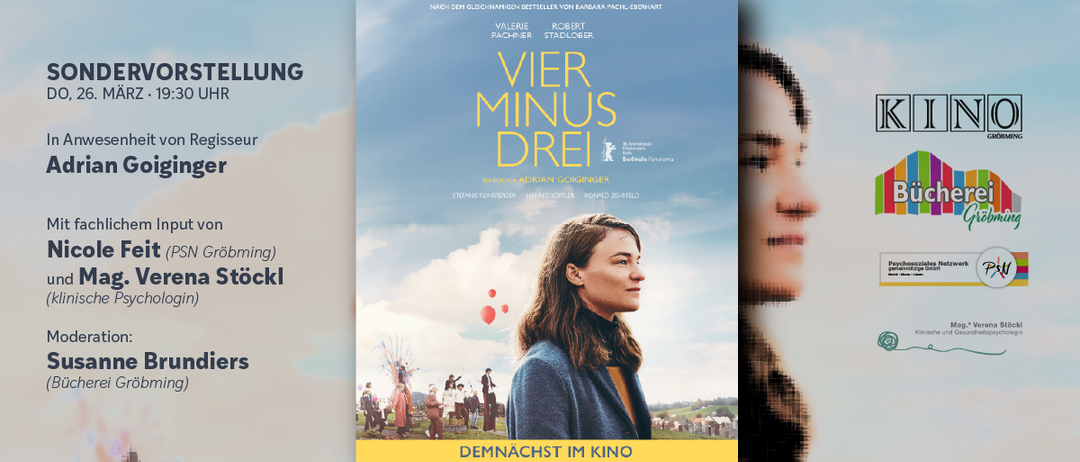 Filmplakat für 'Vier minus Drei' mit einer Frau, die nach vorne schaut. Es zeigt die Besetzung und den Regisseur. Das Plakat hat einen blauen Himmel im Hintergrund.