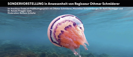 Ein Poster für eine Sondervorstellung eines Films von Othmar Schmiderer am 16. April um 19:30 mit einem Quallenbild. Tickets kosten 15 EUR.