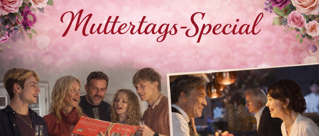 Poster für Muttertags-Special mit einer fröhlich Familie und einem Mann in einer Bar. Eine Frau liest ein Buch, andere halten Gläser. Ein rosa Hintergrund verleiht Wärme.
