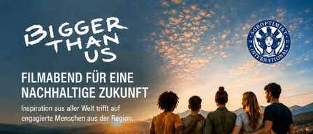 Ein Plakat für eine Filmveranstaltung mit dem Titel 'Filmabend für eine nachhaltige Zukunft'. Es zeigt eine Gruppe von Menschen, die zusammenstehen, mit einem Sonnenuntergang im Hintergrund. Die Veranstaltung ist für den 17. September 2026 von 18:00 bis 21:00 Uhr geplant. Das Plakat hebt inspirierende Filme, regionale Nachhaltigkeitsprojekte und lokale Teilnehmer hervor.