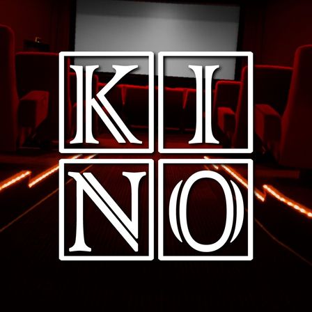Das Kino-Logo wird mit vier weißen Quadraten angezeigt, die die Buchstaben K, I, N und O in verschiedenen Schriften enthalten. Der Hintergrund ist dunkelrot und deutet auf ein Kinoambiente hin.