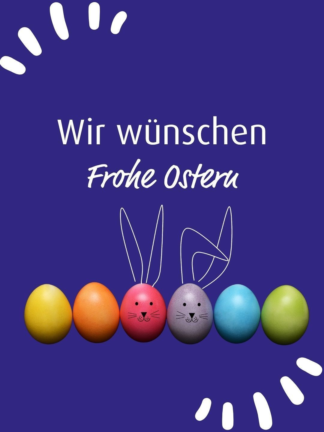 Auf einem blauen Hintergrund stehen die Worte 'Wir wünschen Frohe Ostern' über einer Reihe von sechs farbigen Ostereiern. Zwei Eier haben Hasenöhrchen oben.
