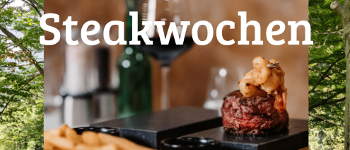 Ein Outdoor-Essbereich mit einem Steak auf einem Schneidebrett und Pommes auf einem Teller. Die Szene ist von üppigen Bäumen umgeben.