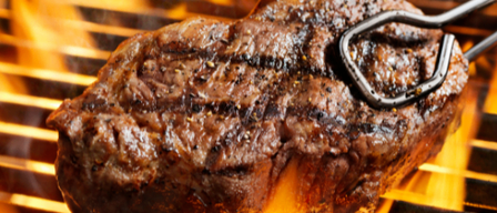 Ein Steak wird mit Flammen und Rauch gegrillt, gehalten von Zangen, mit 'Ausverkauf' Textüberlagerung.