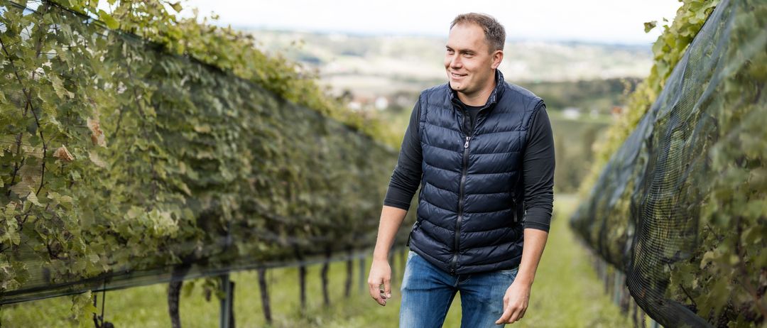 Bild enthält, Nature, Outdoors, Countryside, Rural, Farm, Jacket, Adult, Male, Man, Person