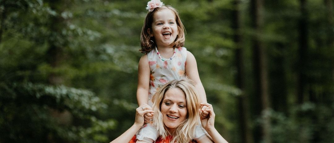 Bild enthält, Face, Head, Person, Photography, Portrait, Happy, Dress, Vegetation, Smile, Tree