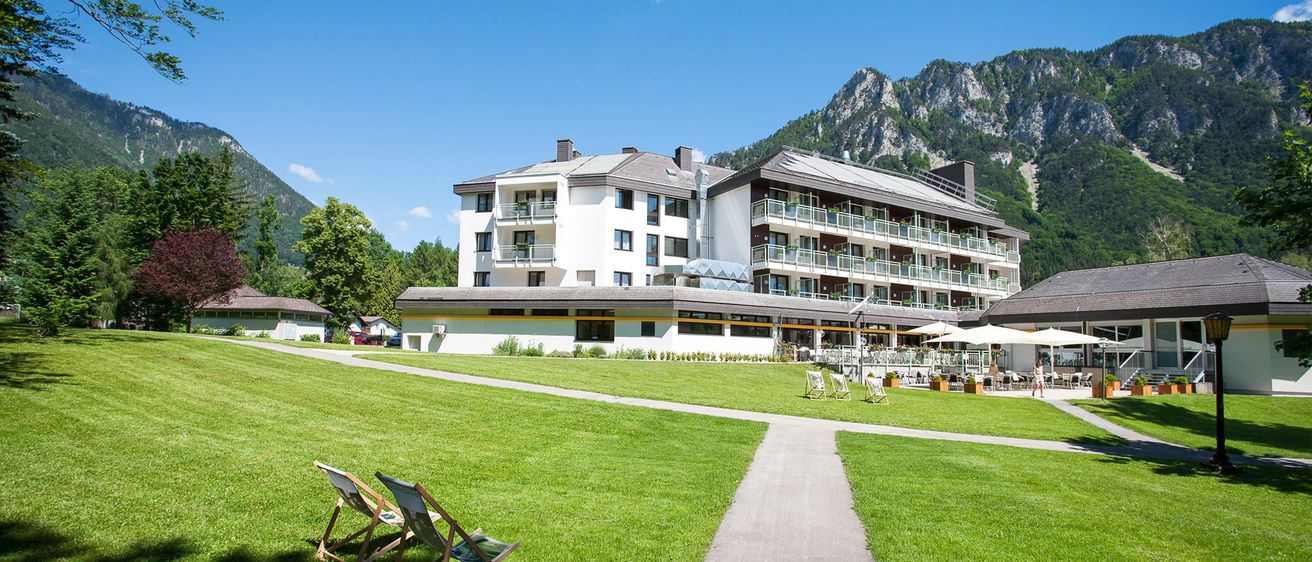 Bild enthält, Grass, Building, Hotel, Resort, Nature, Outdoors, Scenery, Lawn, Chair, Person