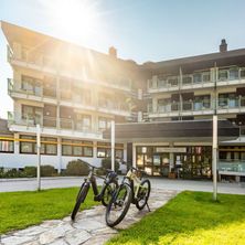 Bild enthält, City, Urban, Bicycle, Vehicle, Machine, Wheel, Building, Campus, College, Sky