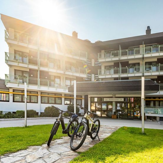 Bild enthält, City, Urban, Bicycle, Vehicle, Machine, Wheel, Building, Campus, College, Sky
