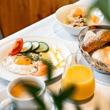 Bild enthält, Brunch, Food, Plate, Beverage, Coffee, Coffee Cup, Bread, Egg, Fried Egg