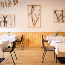 Bild enthält, Indoors, Interior Design, Dining Table, Furniture, Table, Dining Room, Restaurant, Wood, Tabletop, Painting