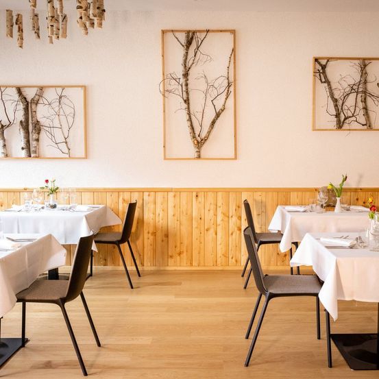 Bild enthält, Indoors, Interior Design, Dining Table, Furniture, Table, Dining Room, Restaurant, Wood, Tabletop, Painting