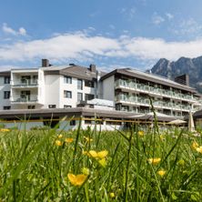 Bild enthält, Hotel, Grass, Resort, Field, Nature, Outdoors, Scenery, Shelter, Neighborhood, Grassland