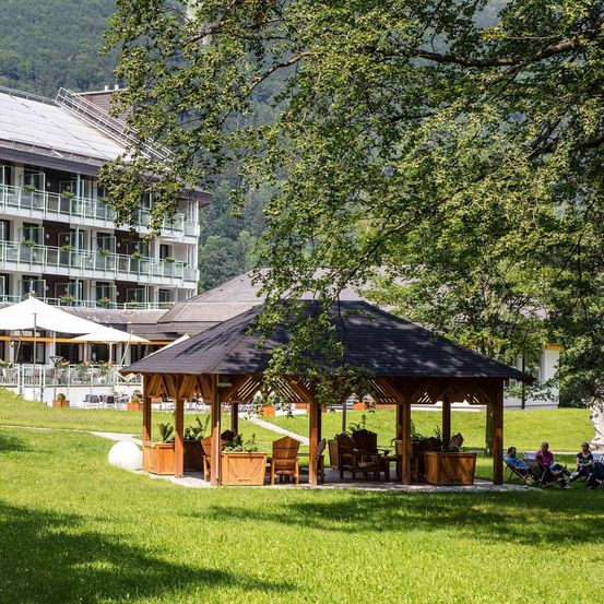 Bild enthält, Architecture, Building, Hotel, Resort, Outdoors, Shelter, Grass, Person, Nature, Scenery