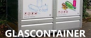 Ein Metallrecyclingbehälter mit zwei Kammern. Die linke ist für weißes Glas, die rechte für farbiges Glas. Er befindet sich auf einer Straße mit grüner Vegetation.