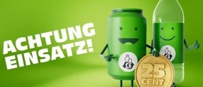 Eine grüne Flasche, eine grüne Dose und eine 25-Cent-Münze vor einem grünen Hintergrund mit den Worten 'ACHTUNG EINSATZ!' in fetten Buchstaben.