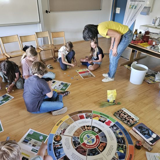 15.06.2026 VS MO - Kinder beim Arbeiten im Abfallunterricht