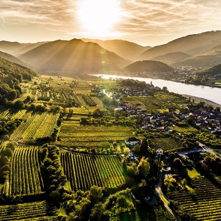 Bild enthält, Outdoors, Nature, Countryside, Rural, Farm, Architecture, Building, Aerial View, Sky, Scenery