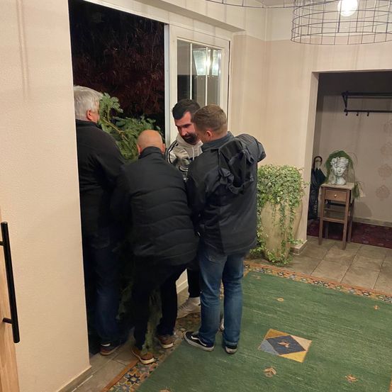 Bild enthält, Footwear, Shoe, Adult, Male, Man, Person, Jeans, Jacket, Hoodie, Face