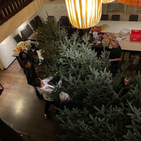 Bild enthält, Person, Lighting, Adult, Male, Man, Lamp, Indoors, Floor, Dining Table, Interior Design