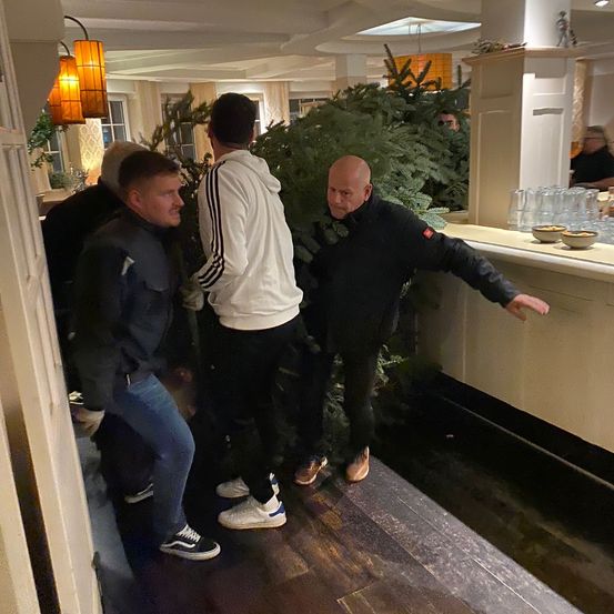 Bild enthält, Adult, Male, Man, Person, Footwear, Shoe, Indoors, Face, Glove, Foyer