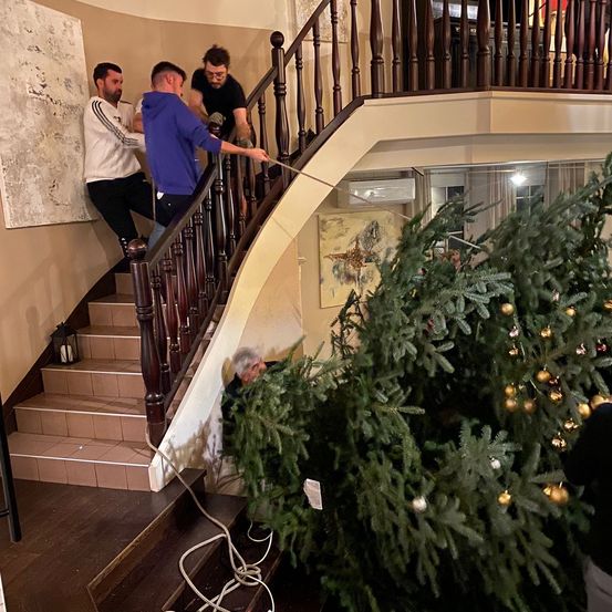 Bild enthält, Adult, Male, Man, Person, Foyer, Indoors, Face, Mace Club, Weapon, Festival