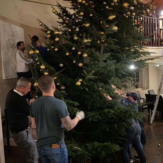 Bild enthält, Adult, Male, Man, Person, Pants, Jeans, Boy, Child, Christmas Decorations, Festival