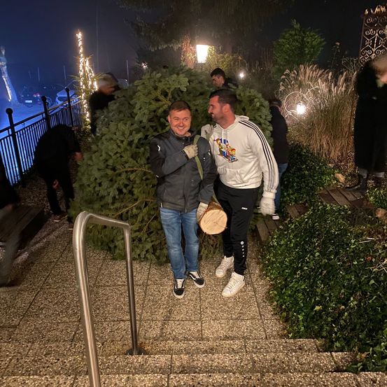 Bild enthält, Pants, Path, Potted Plant, Urban, Person, Glove, Jeans, Adult, Male, Man