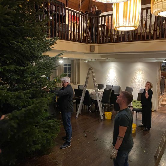 Bild enthält, Lighting, Adult, Male, Man, Person, Clothing, Glove, Foyer, Jeans, Face