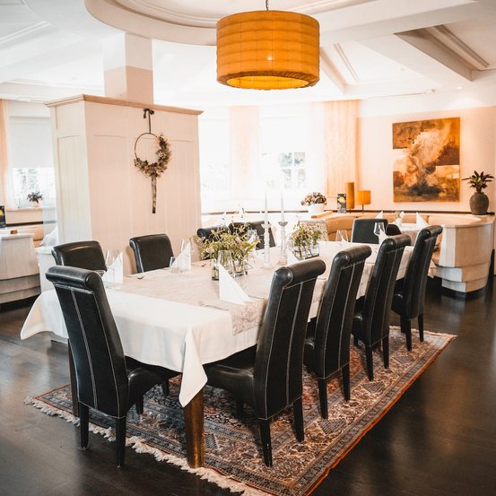 Bild enthält, Dining Room, Dining Table, Furniture, Indoors, Table, Home Decor, Tabletop, Chair, Rug, Interior Design