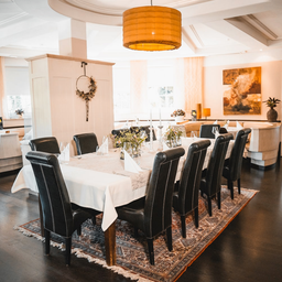 Bild enthält, Dining Room, Dining Table, Furniture, Indoors, Table, Home Decor, Tabletop, Chair, Rug, Interior Design