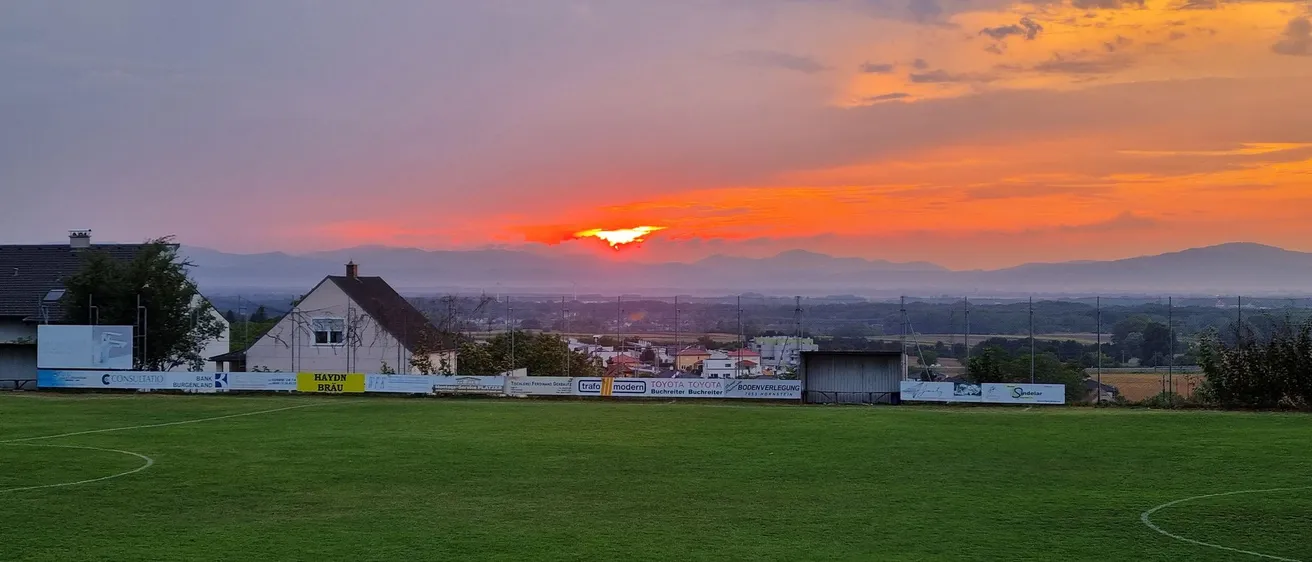 Grass, Plant, Nature, Outdoors, Sky, Shelter, Field, Scenery, Cityscape, Horizon