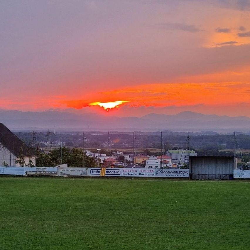 Bild enthält, Grass, Plant, Nature, Outdoors, Sky, Shelter, Field, Scenery, Cityscape, Horizon