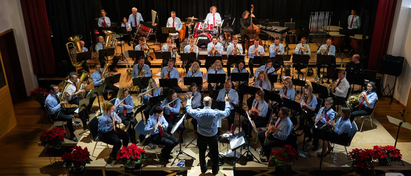 Bild enthält, People, Person, Group Performance, Classroom, Indoors, Adult, Male, Man, Crowd, Auditorium