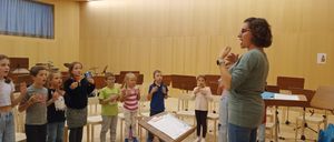 Bild enthält, Adult, Female, Person, Woman, Wristwatch, Boy, Child, Male, Glasses, Shoe