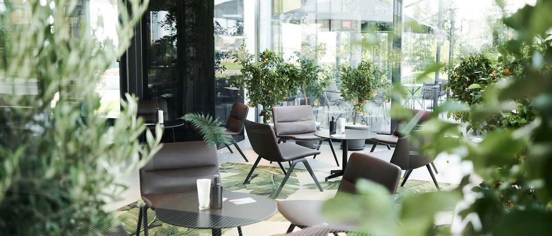 Bild enthält, Dining Table, Furniture, Table, Indoors, Restaurant, Lounge, Dining Room, Chair, Cafeteria, Interior Design