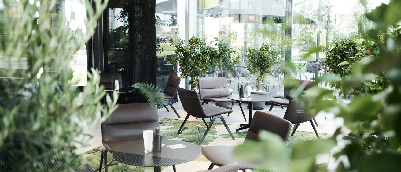 Bild enthält, Dining Table, Furniture, Table, Indoors, Restaurant, Lounge, Dining Room, Chair, Cafeteria, Interior Design