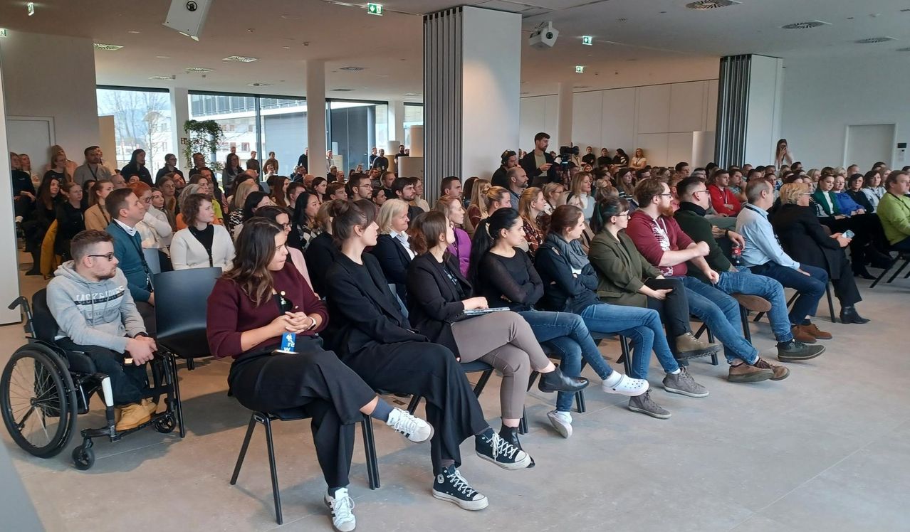 Bild enthält, People, Person, Crowd, Classroom, School, Adult, Female, Woman, Male, Man