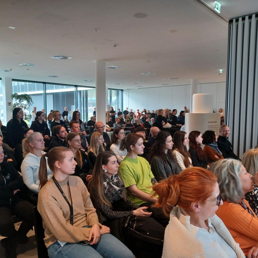 Bild enthält, People, Person, Adult, Female, Woman, Crowd, Indoors, Audience, Lecture, Face