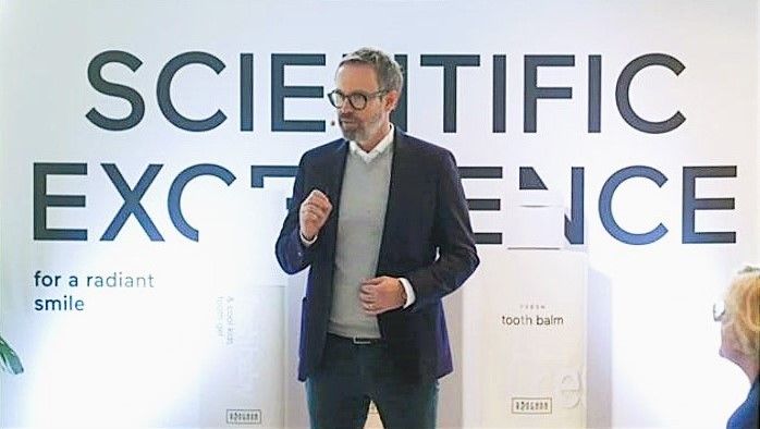 Bild enthält, Blazer, Coat, Jacket, People, Person, Adult, Male, Man, Crowd, Shirt