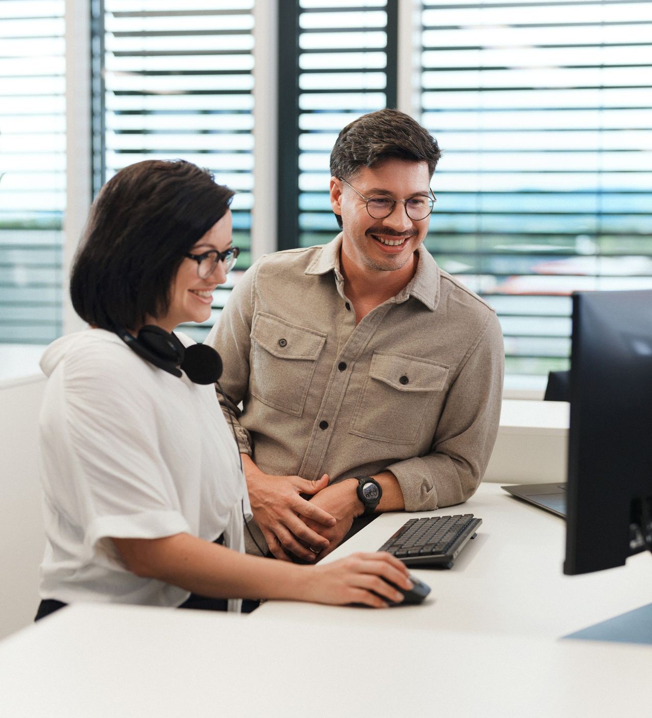 Bild enthält, Head, Person, Face, Happy, Adult, Female, Woman, Male, Man, Computer Keyboard