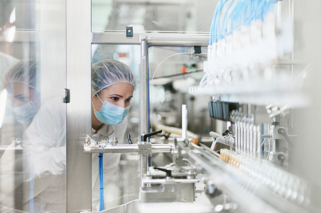 Bild enthält, Laboratory, Person, Adult, Female, Woman, Face, Head, Architecture, Building, Factory