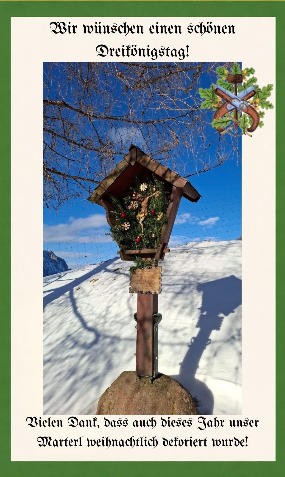 Eine hölzerne Kirche auf einem verschneiten Berg, geschmückt für Weihnachten mit einer Krone und Ornamenten. Ein Holzkreuz und ein Schild sind ebenfalls vorhanden.