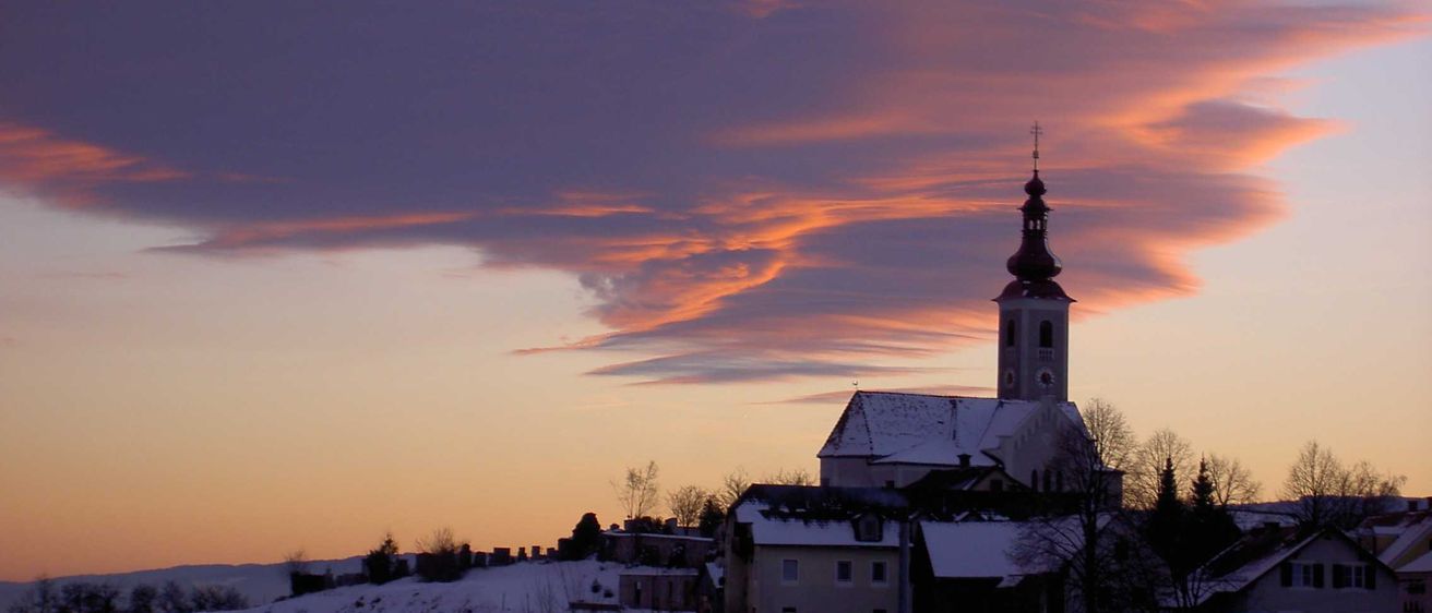 Bild enthält, Nature, Outdoors, Sky, Cloud, Shelter, Spire, Cumulus, Sunrise, Sunset, Neighborhood